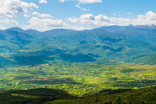 Skopje yakınlarındaki Vodno Dağı 'nın tepesinden Macedonia' daki dağlık bir manzaranın havadan görünüşü