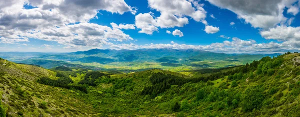 Skopje yakınlarındaki Vodno Dağı 'nın tepesinden Macedonia' daki dağlık bir manzaranın havadan görünüşü