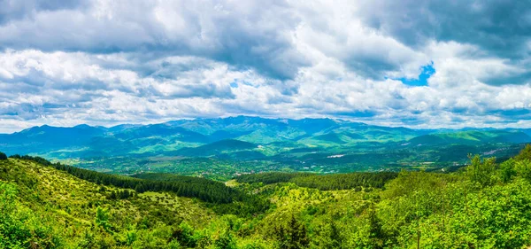 Skopje yakınlarındaki Vodno Dağı 'nın tepesinden Macedonia' daki dağlık bir manzaranın havadan görünüşü
