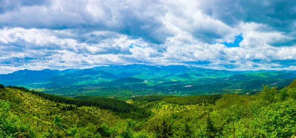 Skopje yakınlarındaki Vodno Dağı 'nın tepesinden Macedonia' daki dağlık bir manzaranın havadan görünüşü