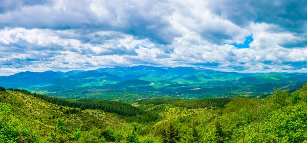Skopje yakınlarındaki Vodno Dağı 'nın tepesinden Macedonia' daki dağlık bir manzaranın havadan görünüşü