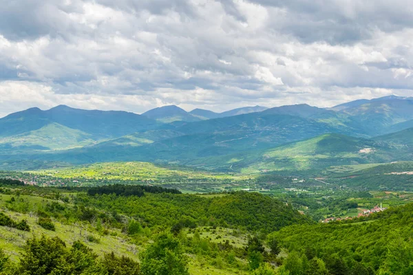 Skopje yakınlarındaki Vodno Dağı 'nın tepesinden Macedonia' daki dağlık bir manzaranın havadan görünüşü