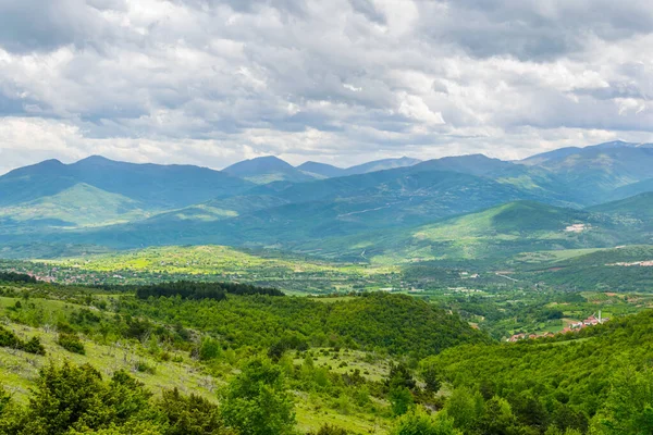 Skopje yakınlarındaki Vodno Dağı 'nın tepesinden Macedonia' daki dağlık bir manzaranın havadan görünüşü