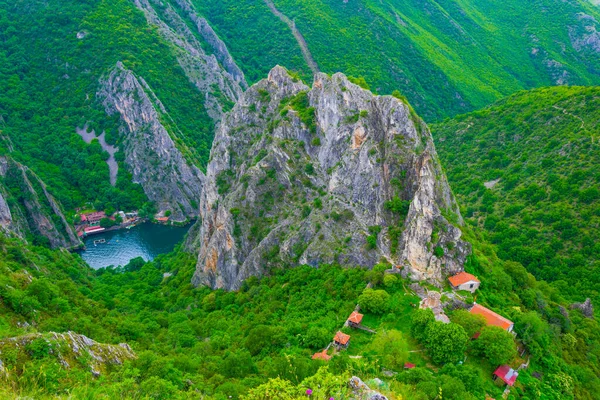Macaristan 'daki Matka Gölü yakınlarındaki Aziz Nikola Manastırı' nın havadan görünüşü.