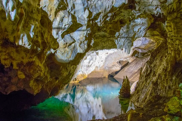Vrelo Cave Matka Lake Macedonia — Fotografia de Stock