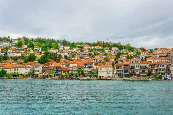 Unesco 'nun tarihi bölümü Ohrid Gölü' nün yanında yer alır ve tepede Çar Samuel Kalesi ile birlikte tüm tepeye yayılır..