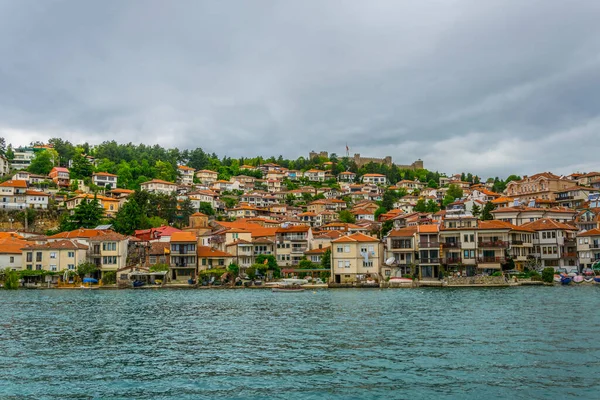 Unesco 'nun tarihi bölümü Ohrid Gölü' nün yanında yer alır ve tepede Çar Samuel Kalesi ile birlikte tüm tepeye yayılır..