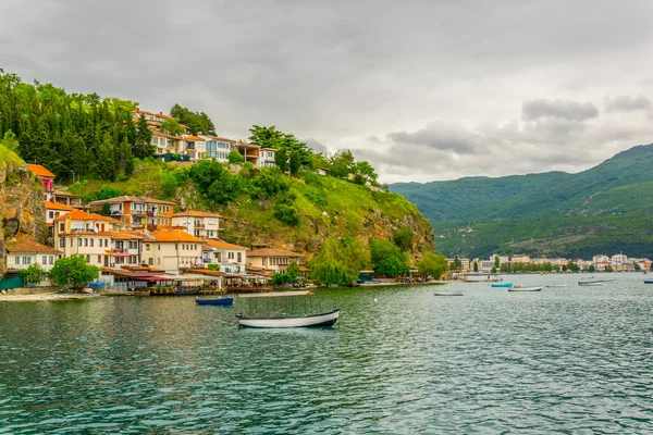Ohrid unesco Miras Şehri 'nin kıyısındaki tipik bir ev manzarası..