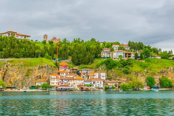 Ohrid unesco Miras Şehri 'nin kıyısındaki tipik bir ev manzarası..