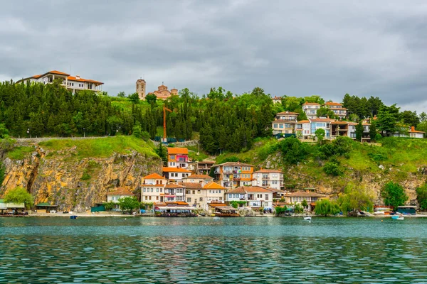Ohrid unesco Miras Şehri 'nin kıyısındaki tipik bir ev manzarası..