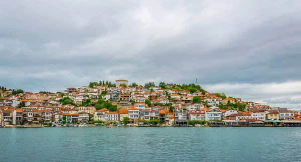 Unesco 'nun tarihi bölümü Ohrid Gölü' nün yanında yer alır ve tepede Çar Samuel Kalesi ile birlikte tüm tepeye yayılır..