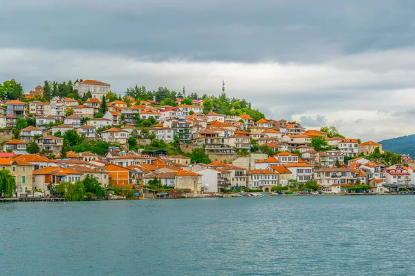 Unesco 'nun tarihi bölümü Ohrid Gölü' nün yanında yer alır ve tepede Çar Samuel Kalesi ile birlikte tüm tepeye yayılır..