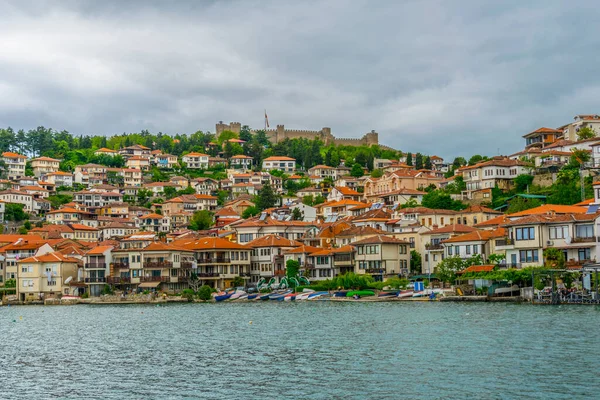 Unesco 'nun tarihi bölümü Ohrid Gölü' nün yanında yer alır ve tepede Çar Samuel Kalesi ile birlikte tüm tepeye yayılır..