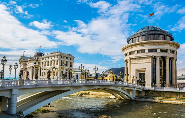 Skopje 'deki Dışişleri Bakanlığı ve Mali Polis Teşkilatı' na giden Sanat Köprüsü, Macedonia ve Fyrom tarihi ile ilgili pek çok heykelle süslenmiştir..