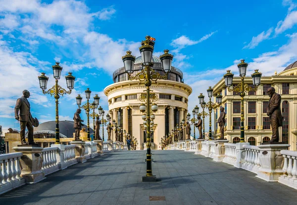 Skopje 'deki Dışişleri Bakanlığı ve Mali Polis Teşkilatı' na giden Sanat Köprüsü, Macedonia ve Fyrom tarihi ile ilgili pek çok heykelle süslenmiştir..