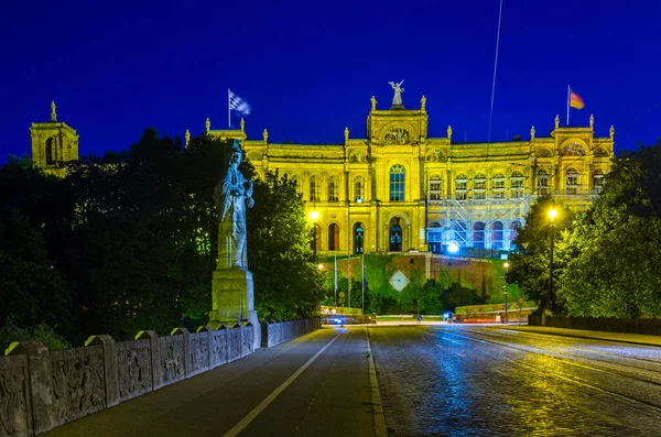 Geceleyin Maximilianeum - Münih, Bavyera Almanya 'da bayraklı Bavyera eyalet parlamentosu