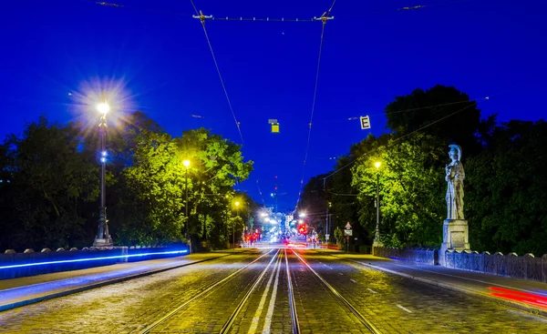 Bavyera 'nın başkenti Münih' teki aydınlanmış maksimilianstrasse gece görüşü maksimilianeum binasına öncülük ediyor..