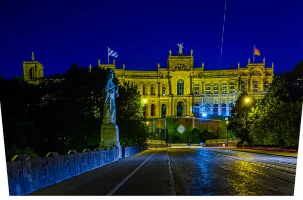 Geceleyin Maximilianeum - Münih, Bavyera Almanya 'da bayraklı Bavyera eyalet parlamentosu