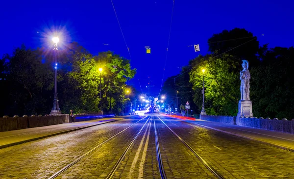 Bavyera 'nın başkenti Münih' teki aydınlanmış maksimilianstrasse gece görüşü maksimilianeum binasına öncülük ediyor..