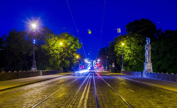 Bavyera 'nın başkenti Münih' teki aydınlanmış maksimilianstrasse gece görüşü maksimilianeum binasına öncülük ediyor..