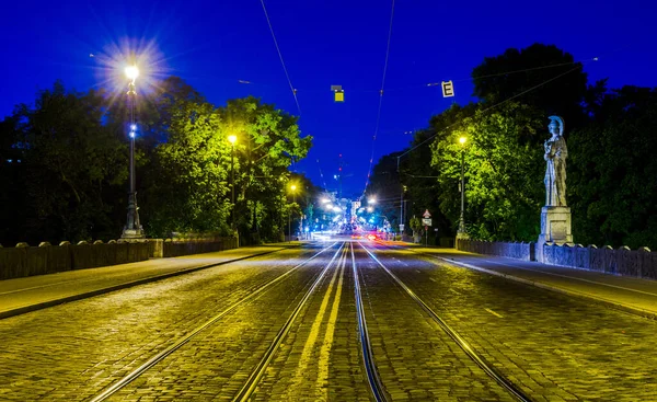 Bavyera 'nın başkenti Münih' teki aydınlanmış maksimilianstrasse gece görüşü maksimilianeum binasına öncülük ediyor..