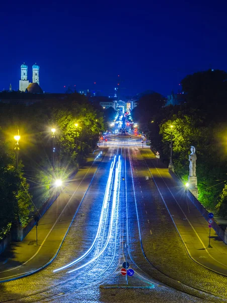 Bavyera 'nın başkenti Münih' teki aydınlanmış maksimilianstrasse gece görüşü maksimilianeum binasına öncülük ediyor..