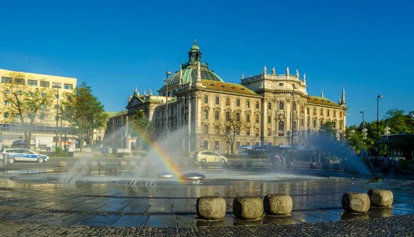 Alman şehri Münih 'teki Langericht Court' un muhteşem çeşmenin arkasına gizlenmiş görüntüsü..