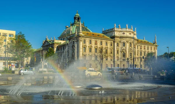 Alman şehri Münih 'teki Langericht Court' un muhteşem çeşmenin arkasına gizlenmiş görüntüsü..