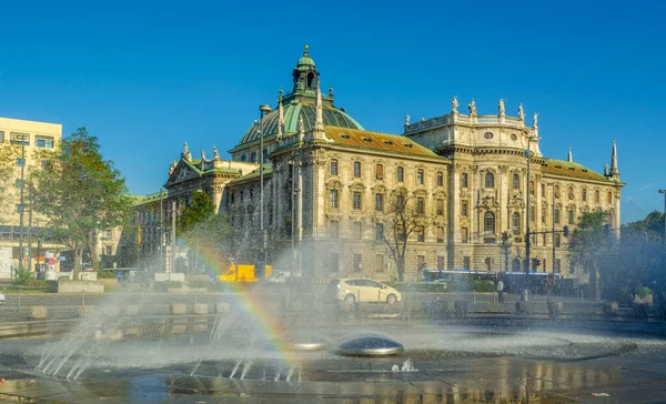 Alman şehri Münih 'teki Langericht Court' un muhteşem çeşmenin arkasına gizlenmiş görüntüsü..
