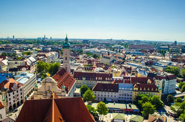 Alman şehri Münih 'in havadan görünüşü, Peterskirche' nin tepesinden alındı.