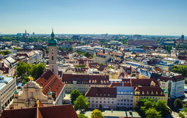 Alman şehri Münih 'in havadan görünüşü, Peterskirche' nin tepesinden alındı.