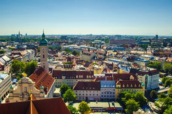 Alman şehri Münih 'in havadan görünüşü, Peterskirche' nin tepesinden alındı.