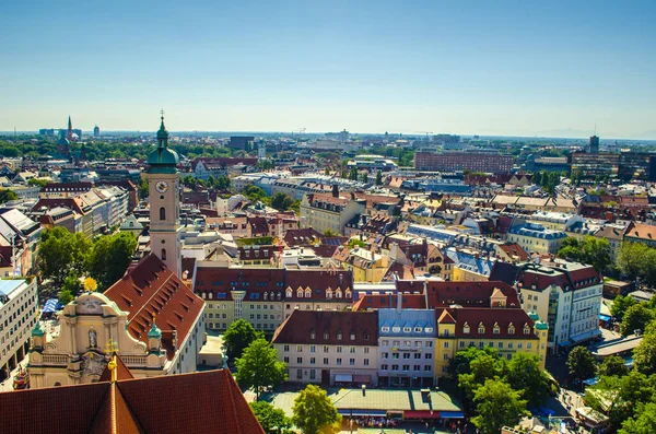 Alman şehri Münih 'in havadan görünüşü, Peterskirche' nin tepesinden alındı.