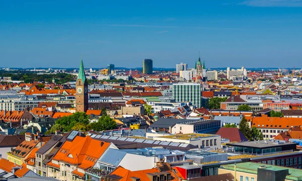 Alman şehri Münih 'in havadan görünüşü, Peterskirche' nin tepesinden alındı.