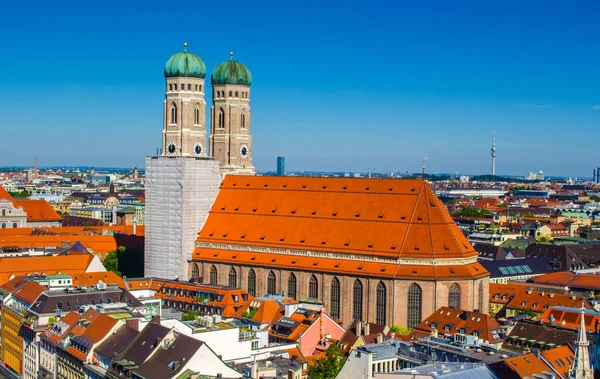 Gökyüzü manzaralı, Frauenkirche, Münih 'te Marienplatz, Bavyera, Almanya yakınlarında kırmızı çatılar