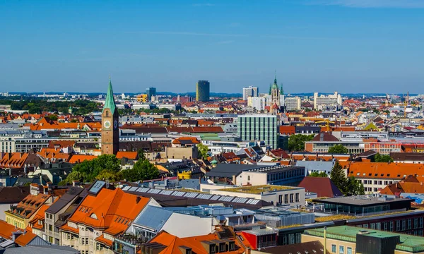 Alman şehri Münih 'in havadan görünüşü, Peterskirche' nin tepesinden alındı.