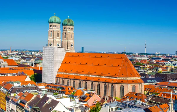 Gökyüzü manzaralı, Frauenkirche, Münih 'te Marienplatz, Bavyera, Almanya yakınlarında kırmızı çatılar