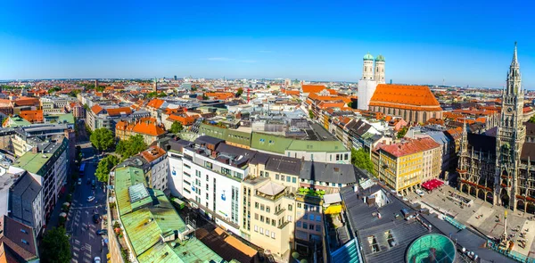 Marienplatz belediye binasındaki hava manzarası ve Frauenkirche Kilisesi - Münih - Almanya