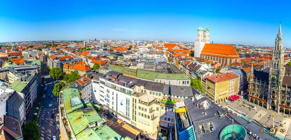 Marienplatz belediye binasındaki hava manzarası ve Frauenkirche Kilisesi - Münih - Almanya