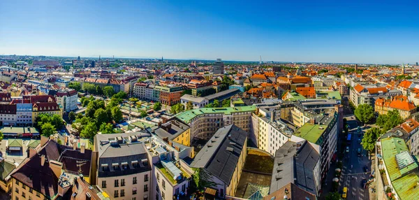 Alman şehri Münih 'in havadan görünüşü, Peterskirche' nin tepesinden alındı.