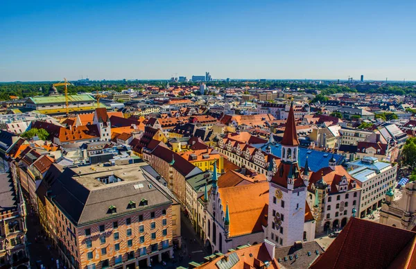 Alman şehri Münih 'in havadan görünüşü, Peterskirche' nin tepesinden alındı.