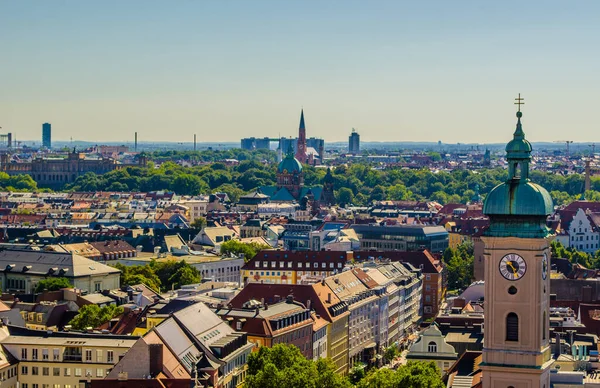 Alman şehri Münih 'in havadan görünüşü, Peterskirche' nin tepesinden alındı.