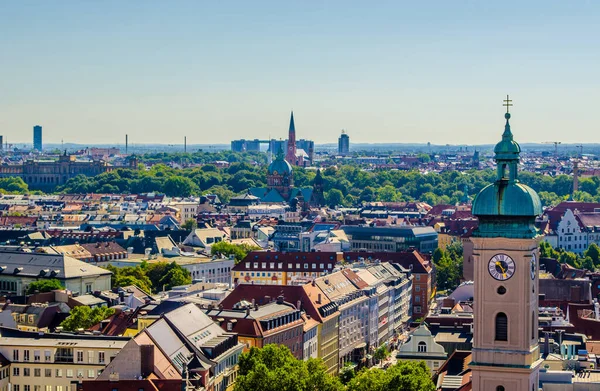 Alman şehri Münih 'in havadan görünüşü, Peterskirche' nin tepesinden alındı.