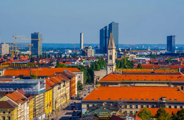Alman şehri Münih 'in havadan görünüşü, Peterskirche' nin tepesinden alındı.