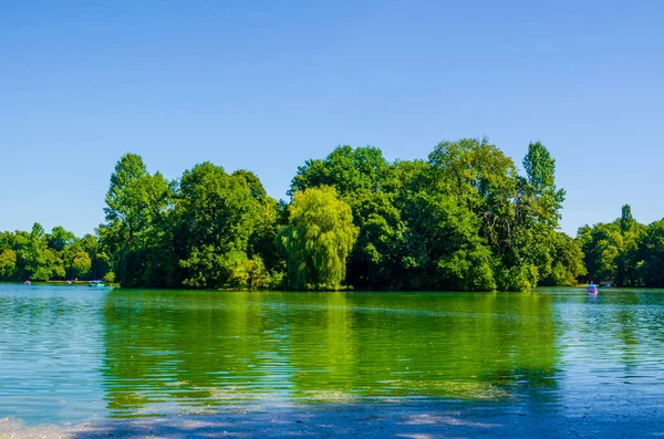 Münih Almanya 'da Kleinhesseloher Gölü ile İngiliz Bahçesi