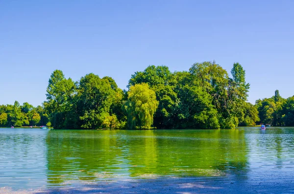 Münih Almanya 'da Kleinhesseloher Gölü ile İngiliz Bahçesi