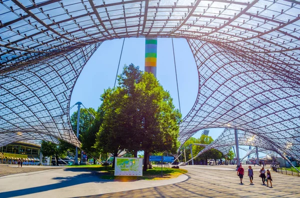 Olympiapark 'ın stadyumuna giriş. Münih 'teki Olimpiyat Parkı 1972 Yaz Olimpiyatları için inşa edildi..