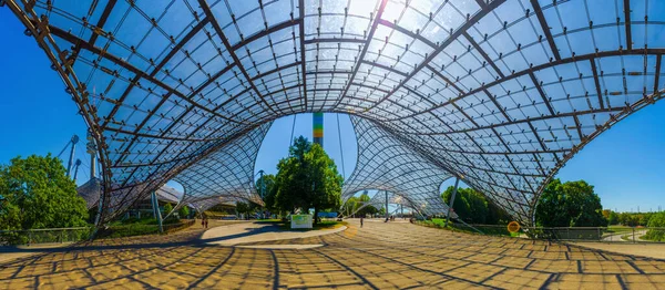 Olympiapark 'ın stadyumuna giriş. Münih 'teki Olimpiyat Parkı 1972 Yaz Olimpiyatları için inşa edildi..