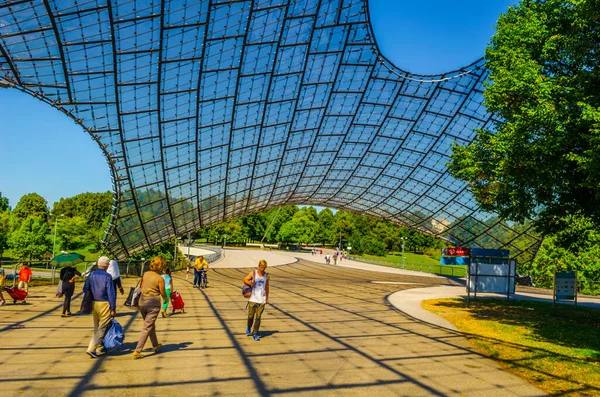 Olympiapark 'ın stadyumuna giriş. Münih 'teki Olimpiyat Parkı 1972 Yaz Olimpiyatları için inşa edildi..