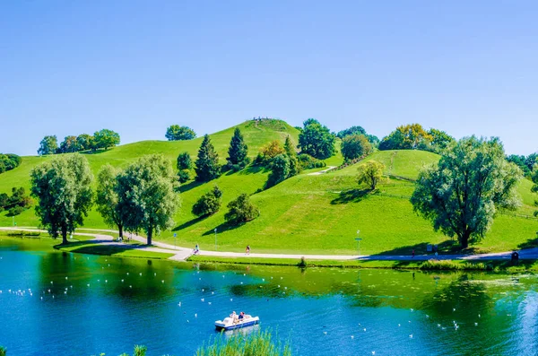 Alman Münih 'teki olimpiyat kompleksinin içindeki küçük çimenli tepenin manzarası